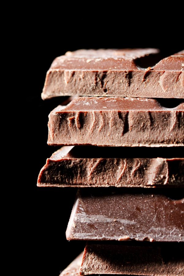 Admis, un ou deux carrés de chocolat noir.